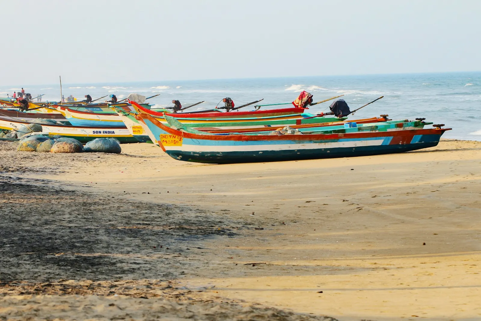 Foto de abertura: pescadores puxando a rede na Praia da Penha, 1600 × 1000